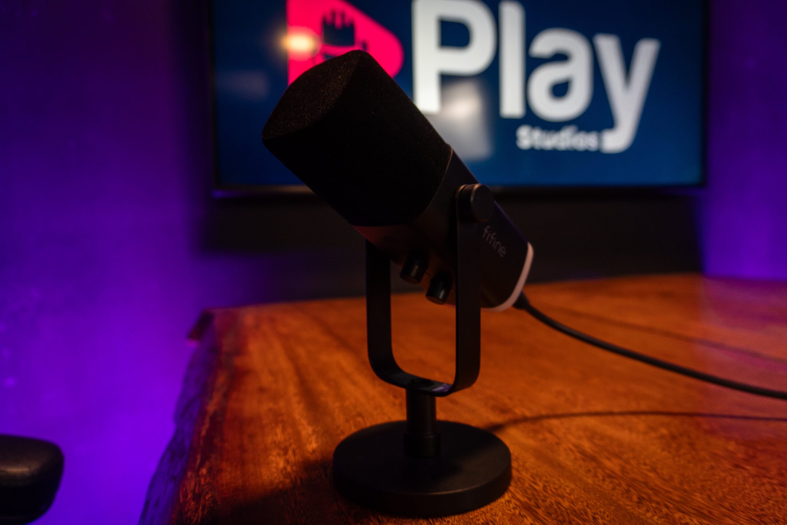 Estúdio de podcast moderno no Play Studio, preparado para gravações de áudio e vídeo com qualidade profissional. Com equipamentos avançados, oferecemos suporte para criação de conteúdo, treinamentos e vídeos corporativos. Ideal para podcasts que ampliam o alcance e fortalecem a marca.